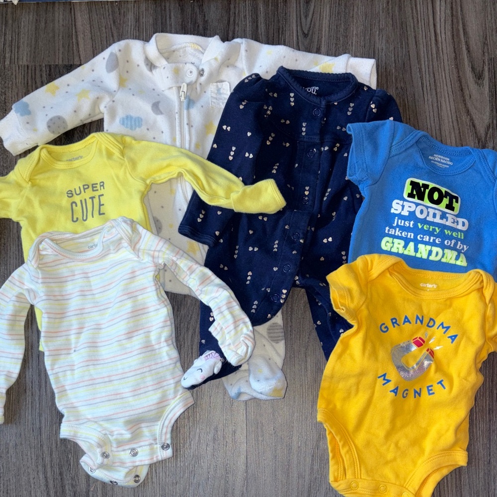Bundle of 6 Carters Newborn outfits. Long sleeve/Short sleeve onesies. Footies